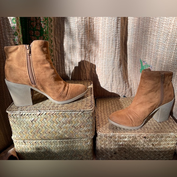 H&M Divided Suede Fringe Boots, Size 7 - Picture 4 of 11